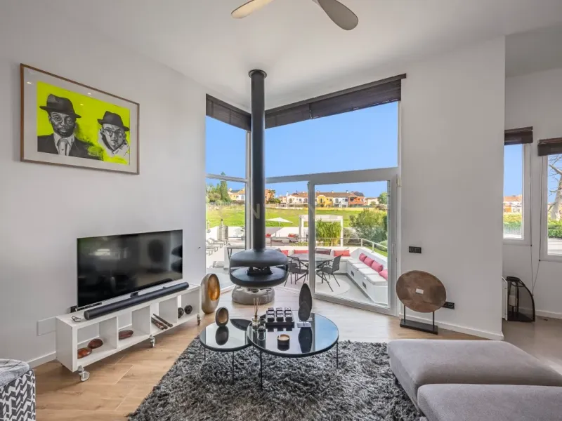 Elegante villa renovada con piscina privada y vistas abiertas al verde