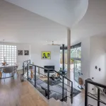 Elegante villa renovada con piscina privada y vistas abiertas al verde 11