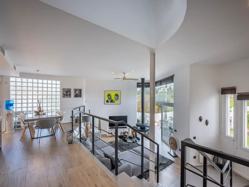 Elegante villa renovada con piscina privada y vistas abiertas al verde