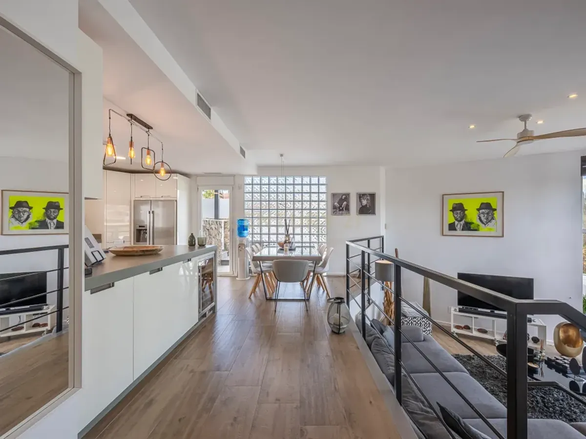 Elegante villa renovada con piscina privada y vistas abiertas al verde