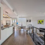 Elegante villa renovada con piscina privada y vistas abiertas al verde 12