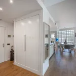 Elegante villa renovada con piscina privada y vistas abiertas al verde 13