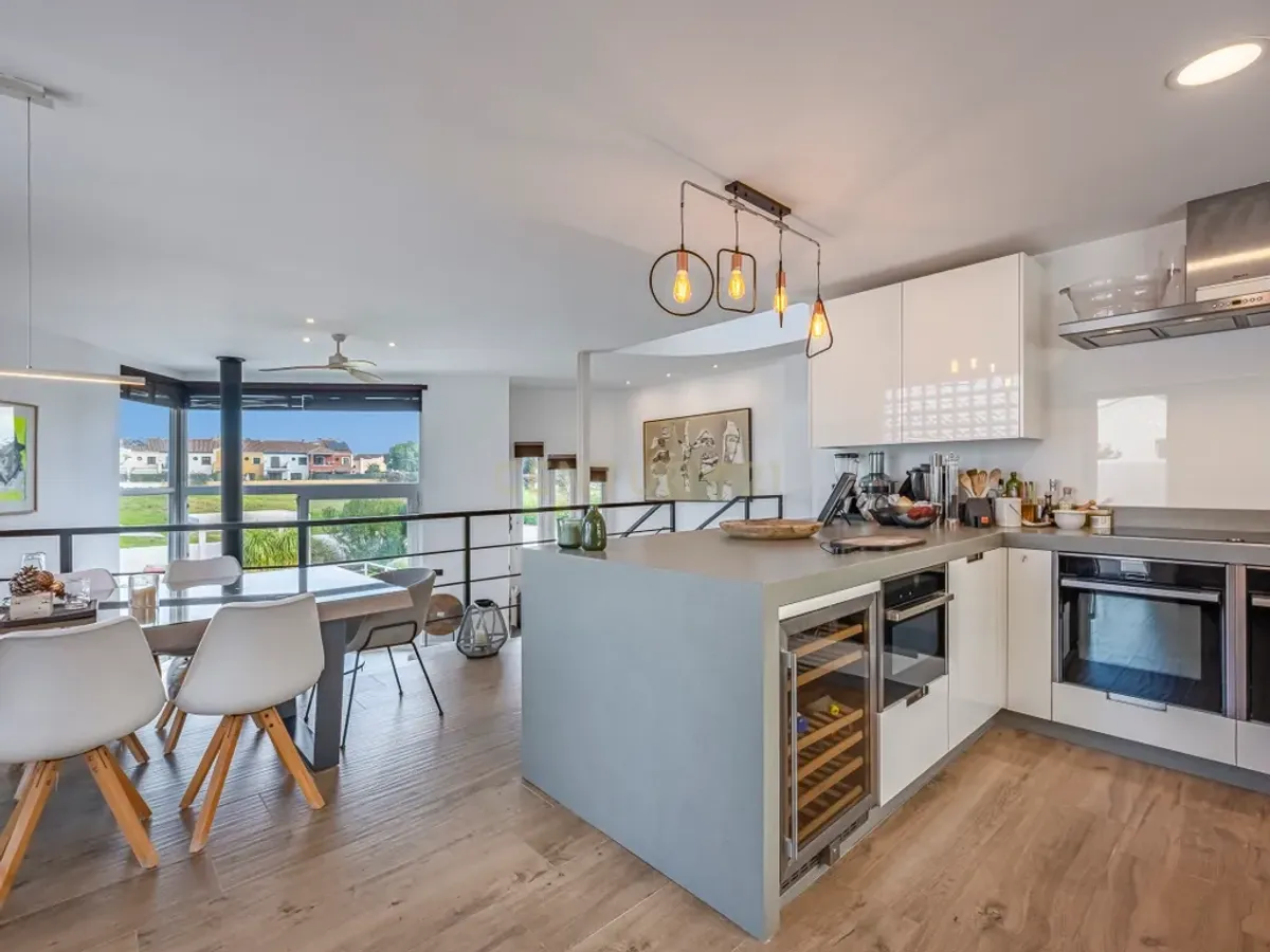 Elegante villa renovada con piscina privada y vistas abiertas al verde