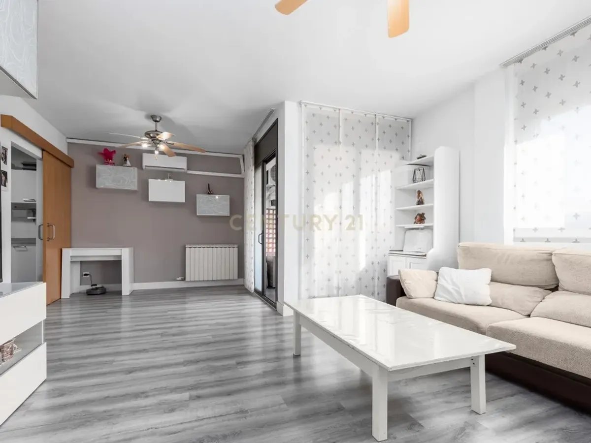 Amplio piso en Hostalric, Girona con vistas a la ciudad