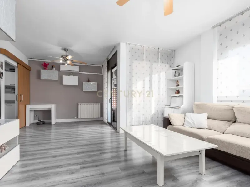 Amplio piso en Hostalric, Girona con vistas a la ciudad