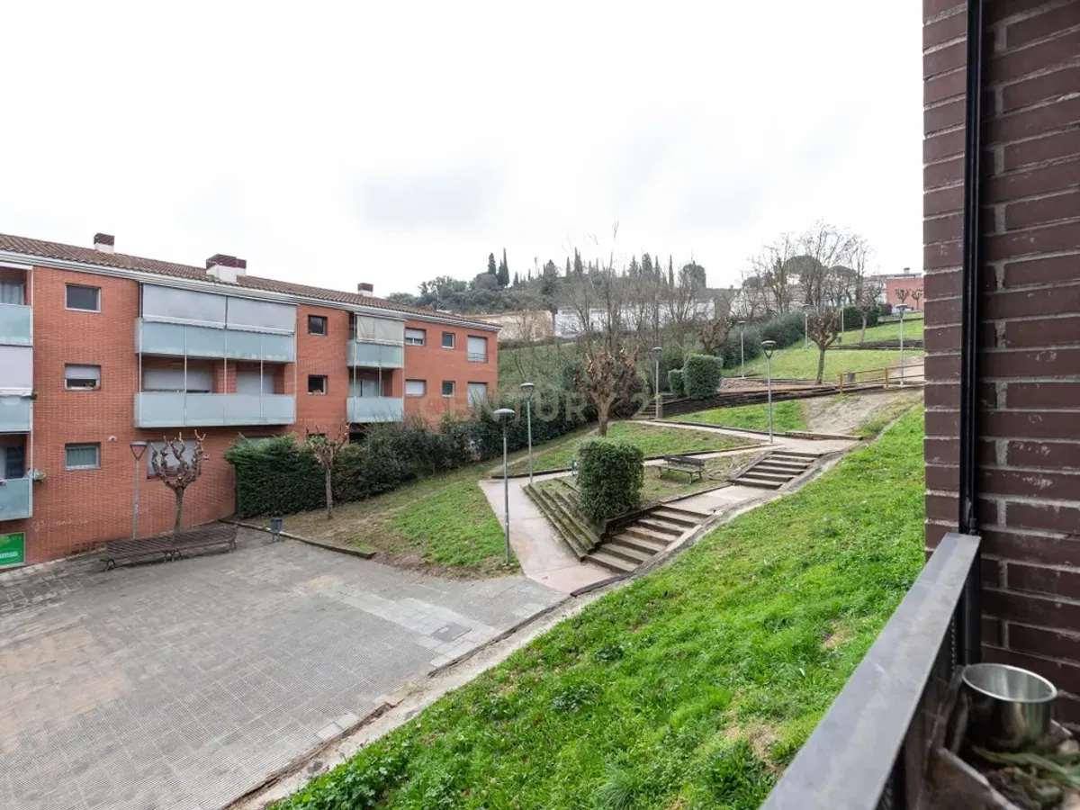 Amplio piso en Hostalric, Girona con vistas a la ciudad