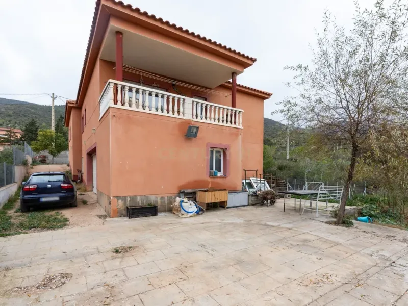 Vivienda ideal para dos familias en urbanización de montaña