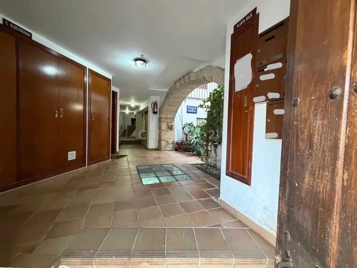 Oportunidad de inversión en el Casco Antiguo de Cáceres, apartamento con piscina, jardín y garage.