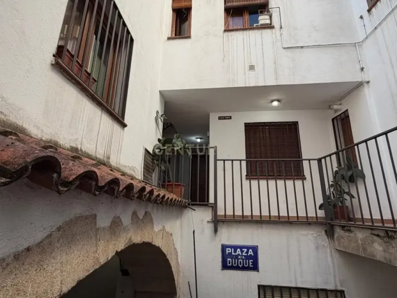 Oportunidad de inversión en el Casco Antiguo de Cáceres, apartamento con piscina, jardín y garage.