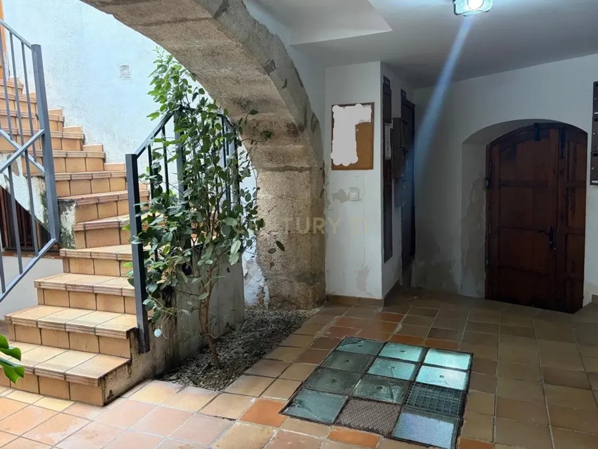Oportunidad de inversión en el Casco Antiguo de Cáceres, apartamento con piscina, jardín y garage.