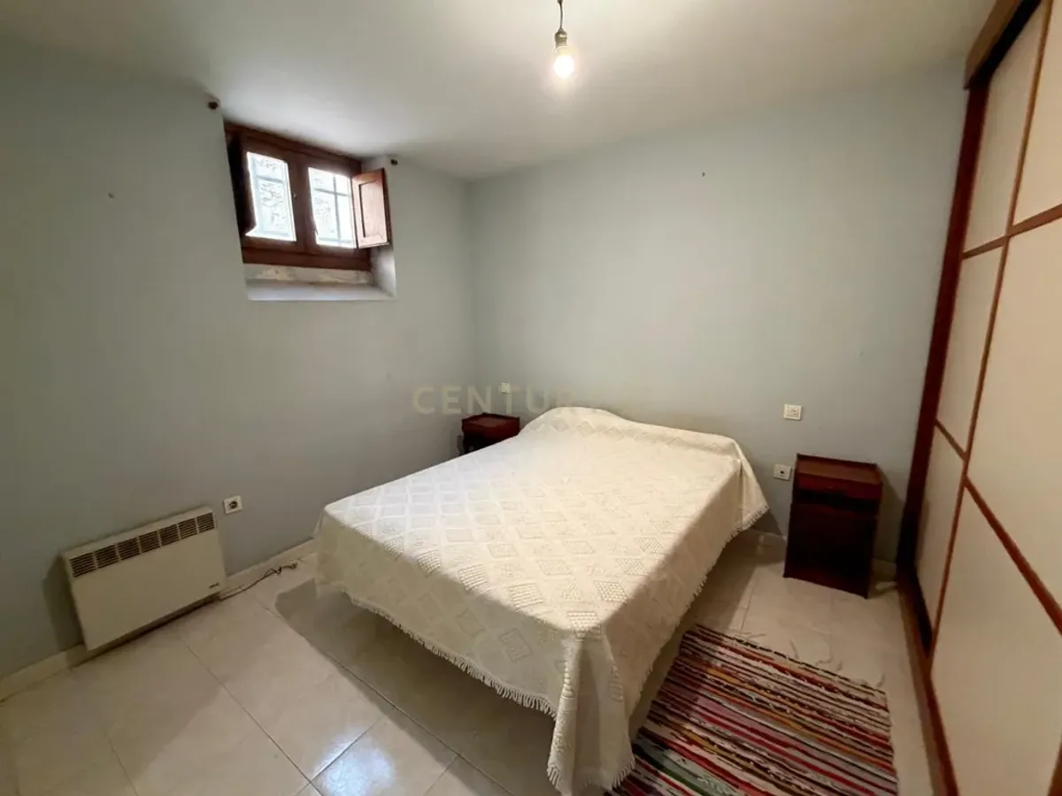 Oportunidad de inversión en el Casco Antiguo de Cáceres, apartamento con piscina, jardín y garage.