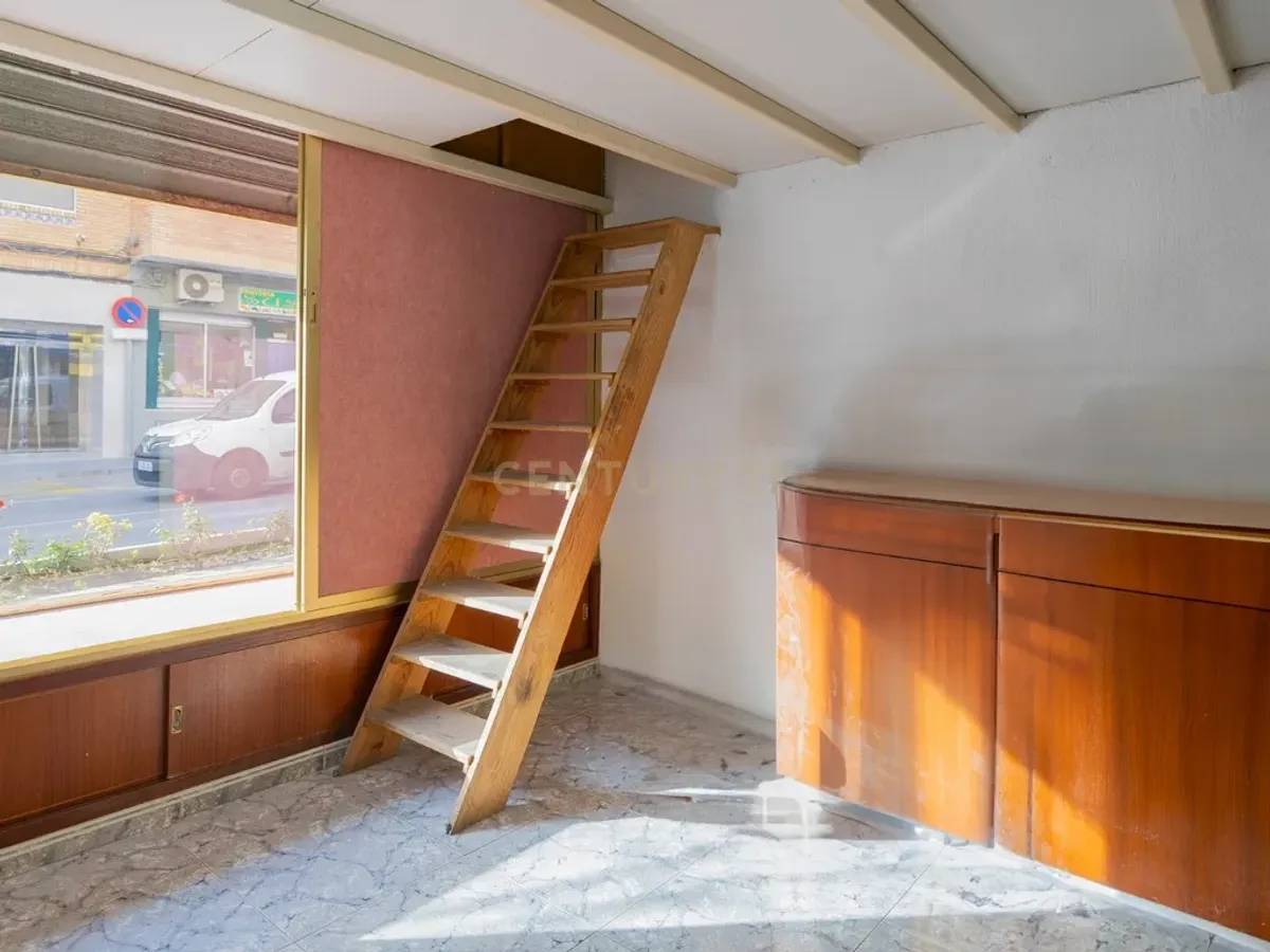 ¿SUEÑAS CON TU PROPIO NEGOCIO? ESTE LOCAL EN MOTRIL ES LA SEÑAL!