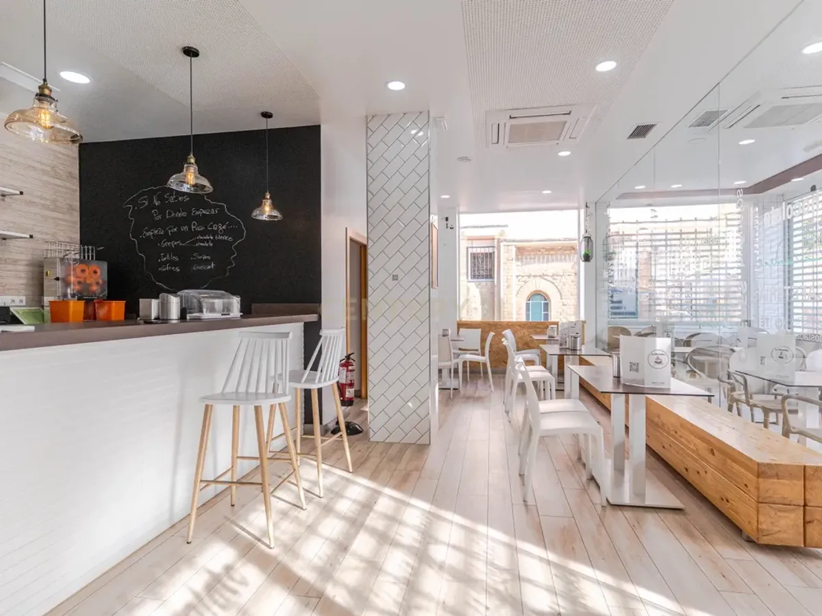 ¡OPORTUNIDAD ! Cafetería en el corazón de Motril-Zona de máximo tránsito