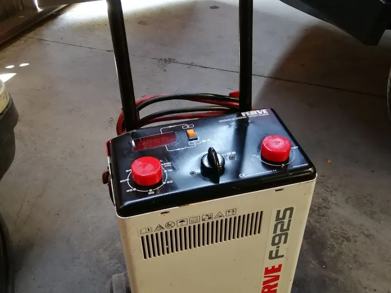 Cargador/Arrancador Ferve FAST F-925.