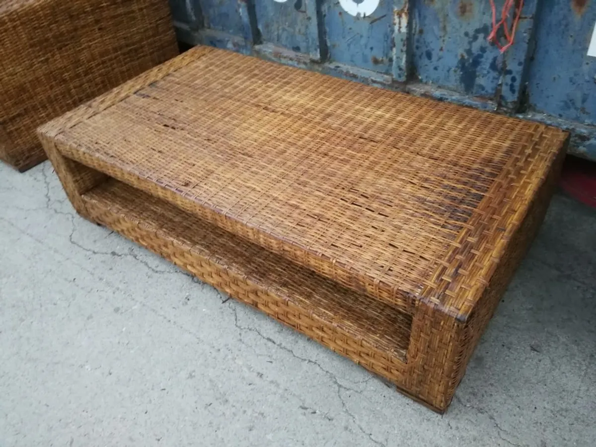 Conjunto de DOS BUTACONES DE MIMBRE y MESA CENTRAL