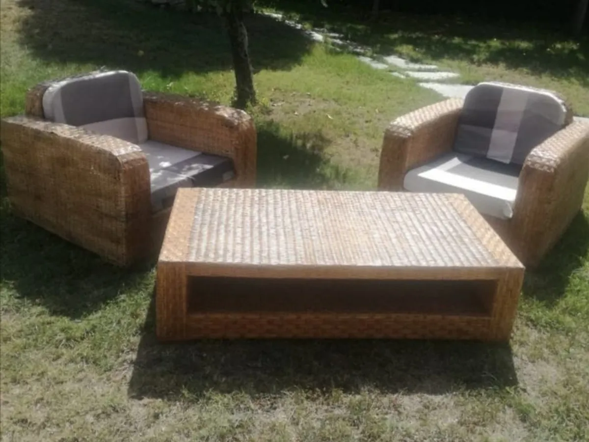 Conjunto de DOS BUTACONES DE MIMBRE y MESA CENTRAL