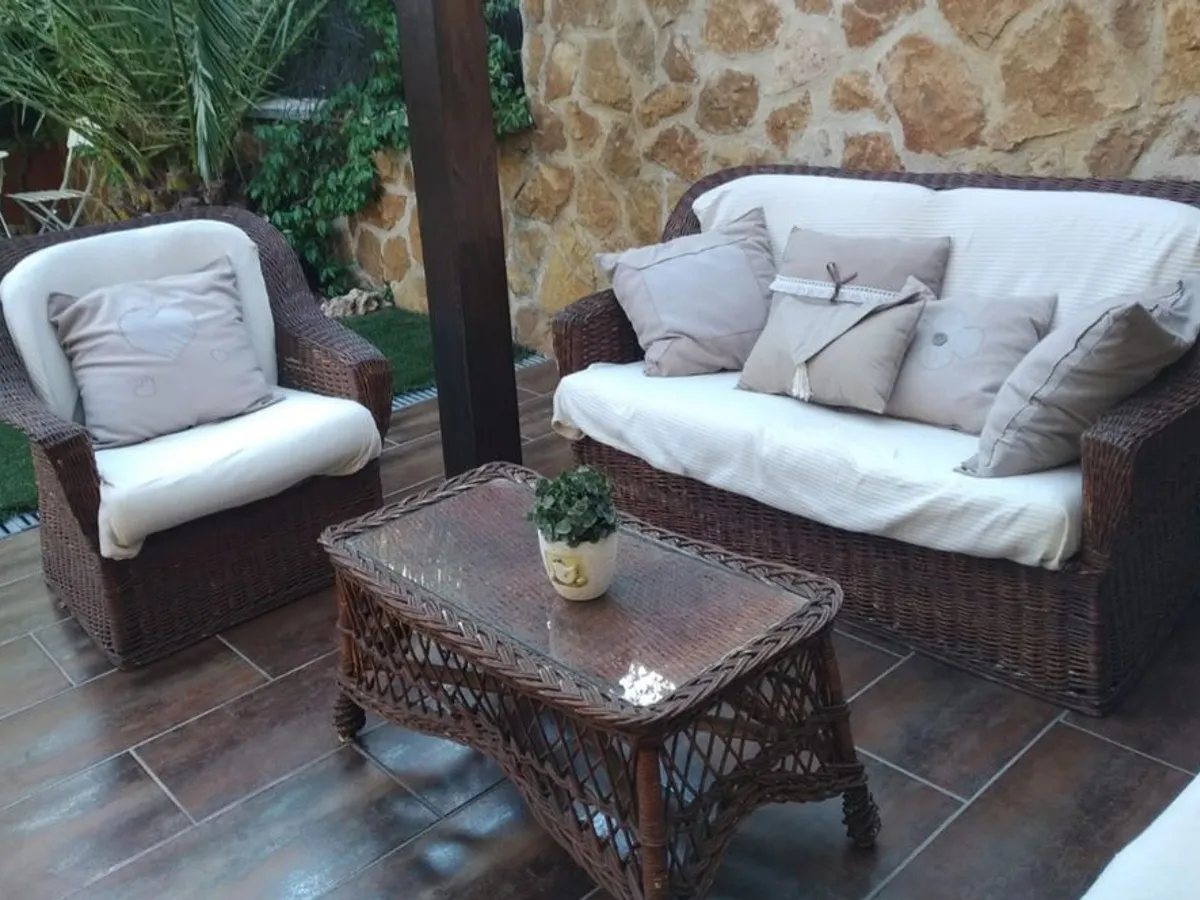 CONJUNTO TRESILLO DE MIMBRE CON MESA DE CRISTAL