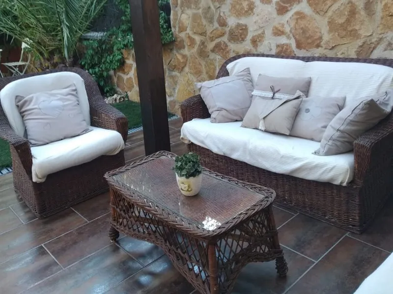 CONJUNTO TRESILLO DE MIMBRE CON MESA DE CRISTAL