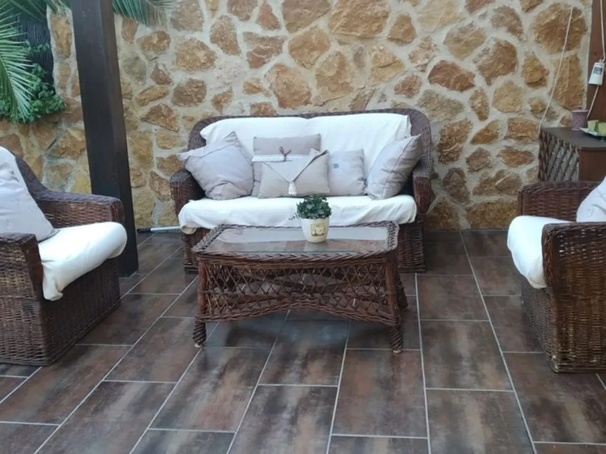 CONJUNTO TRESILLO DE MIMBRE CON MESA DE CRISTAL