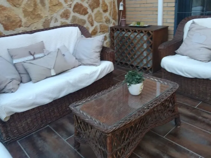 CONJUNTO TRESILLO DE MIMBRE CON MESA DE CRISTAL