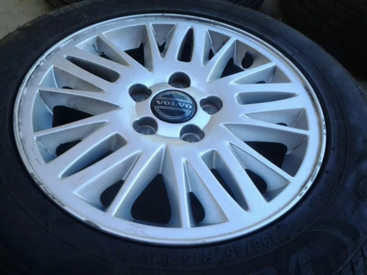 JUEGO LLANTAS VOLVO 15 CON GOMAS NUEVAS ORIGINALES